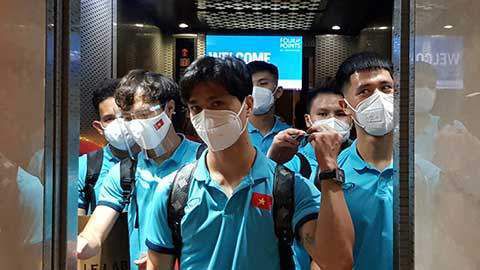 关于奥斯梅恩“我谨慎管理着一些球员，我认为不一定需要进行250次会面才能完成续约，但奥斯梅恩的续约可能是个例外，那不勒斯必须准备一场真正的谈判，投入金钱，在谈判中，那不勒斯不能吝啬，重要的是，俱乐部对支出的价值有一定的把握。